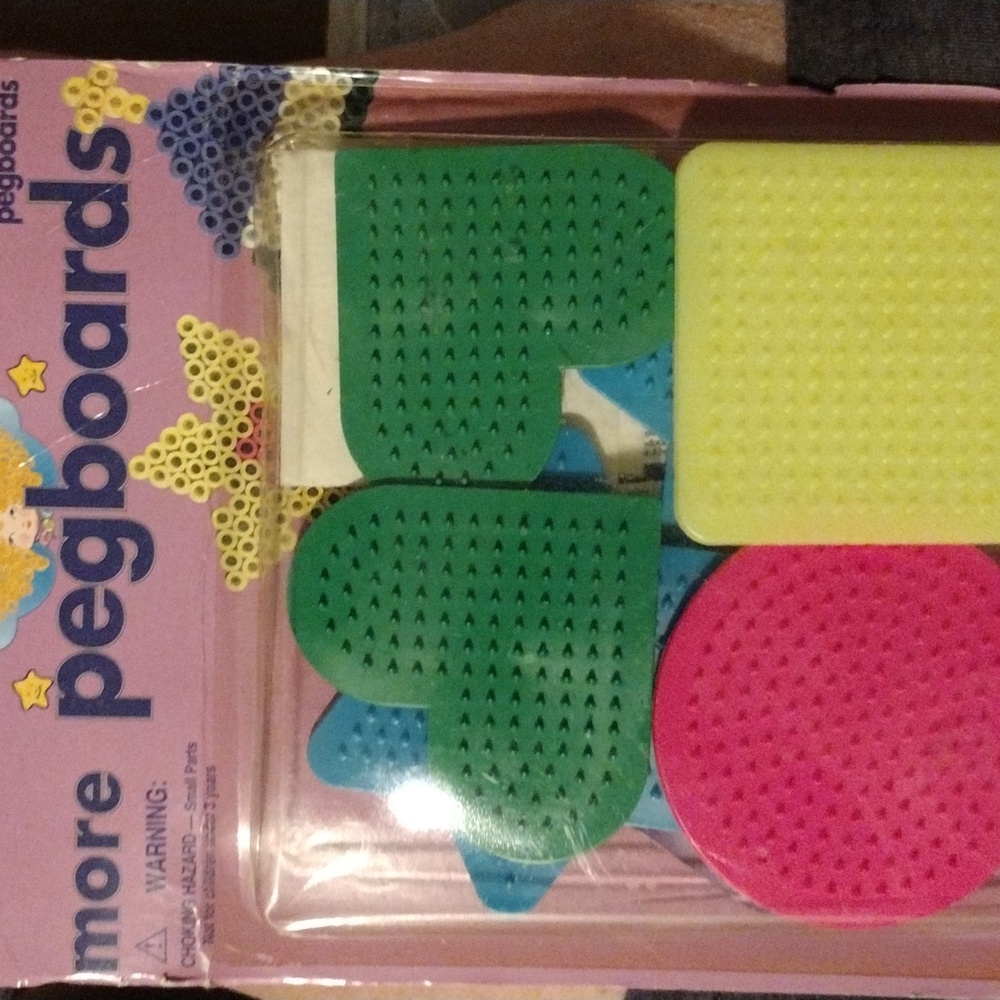 Craft for kids 8 Pegboards and package of Beads NIP